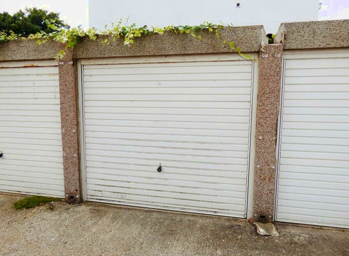Garage / Parking To Rent In Garage, Western Road, Littlehampton, BN17