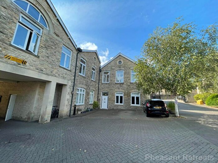 3 Bedroom Apartment To Rent In Woodford Mill, Witney, OX28