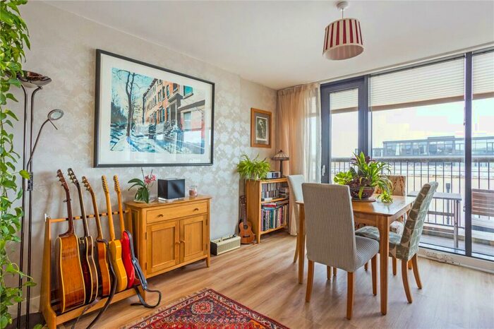 2 Bedroom Flat For Sale In Longmead Terrace, Bath, BA2