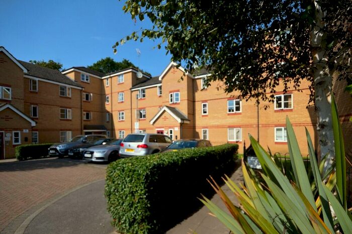 2 Bedroom Flat To Rent In Pickard Close, London, N14