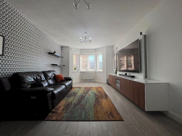 3 Bedroom Semi-Detached House To Rent In Litten Close, Slough, SL3