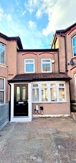 3 Bedroom Maisonette To Rent In Mansfield Road, Ilford, IG1