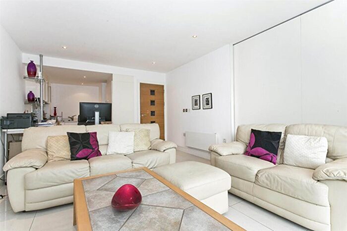 1 Bedroom Apartment To Rent In Howard Building, Queenstown Road, London, SW11