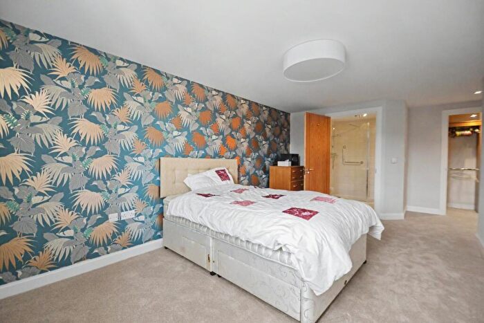 2 Bedroom Flat For Sale In Broadstone, BH18 - Photo 5