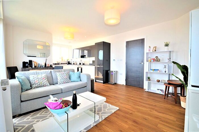 2 Bedroom Flat To Rent In Leighfield Court, Colonnade Gardens, London, W3