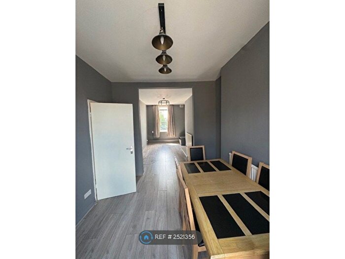 2 Bedroom Flat To Rent In High Road, London, N20