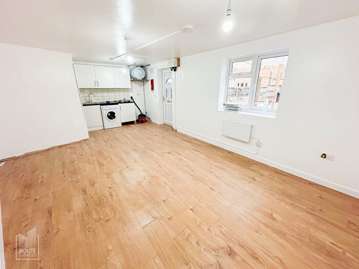 Studio To Rent In Sweet Briar Grove, Edmonton, N9