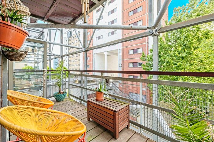 2 Bedroom Flat To Rent In Hutchings Street, London, E14