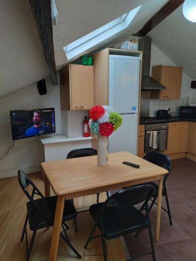 6 Bedroom Flat To Rent In Wilmslow Road, Manchester, M14