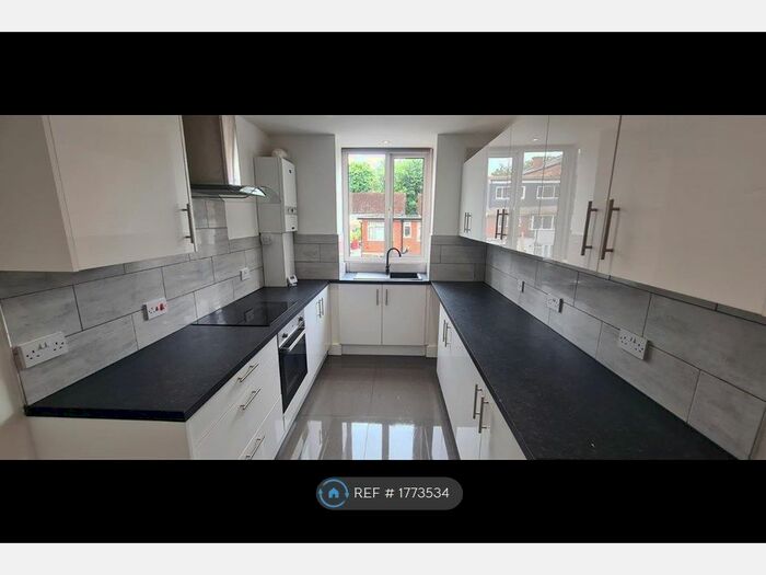 2 Bedroom Flat To Rent In Singleton Court, Prestwich, Manchester, M25