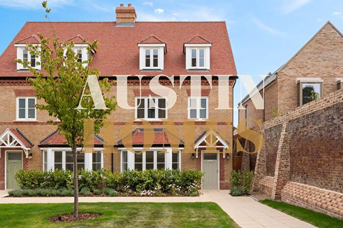 4 Bedroom Semi-Detached House To Rent In Trento Mews, Hadley Wood, EN4