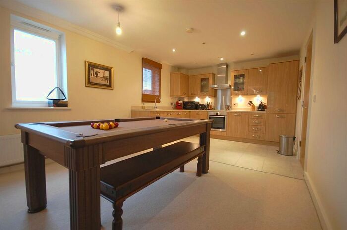 1 Bedroom Flat To Rent In Chestlands Court, Hercies Road, Uxbridge, UB10