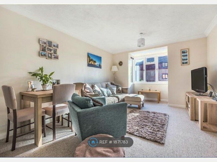 1 Bedroom Flat To Rent In Chestnut Close, Fleet, GU51