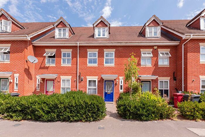 3 Bedroom Town House For Sale In Hurworth Avenue, Langley, SL3