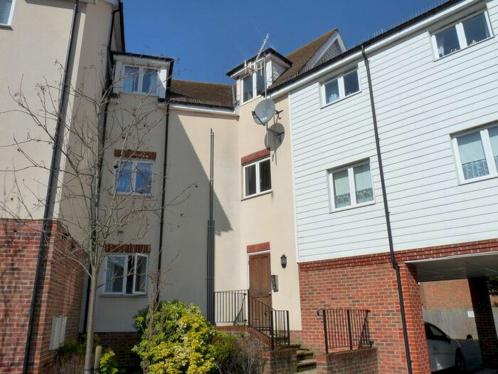 2 Bedroom Flat To Rent In Tekram Close, Edenbridge, TN8