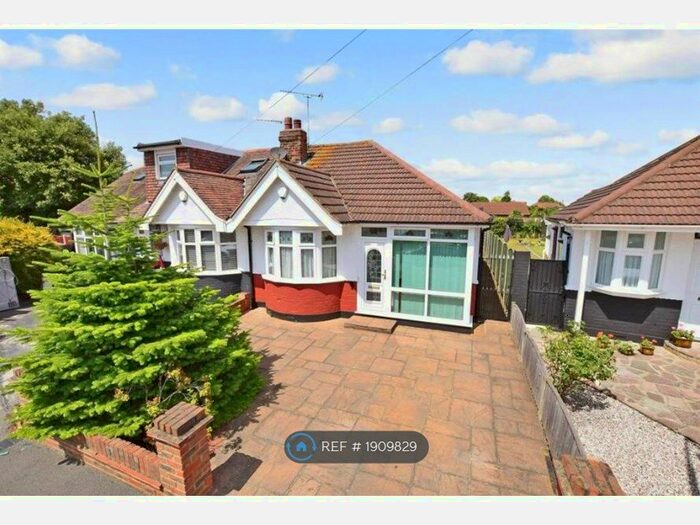 2 Bedroom Bungalow To Rent In Chiltern Gardens, Hornchurch, RM12