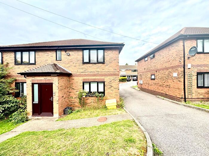1 Bedroom Flat For Sale In Mistletoe Hill, Luton, LU2