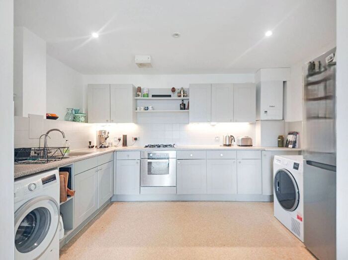 1 Bedroom Flat For Sale In Brooklands Court, Clapham, London, SW8