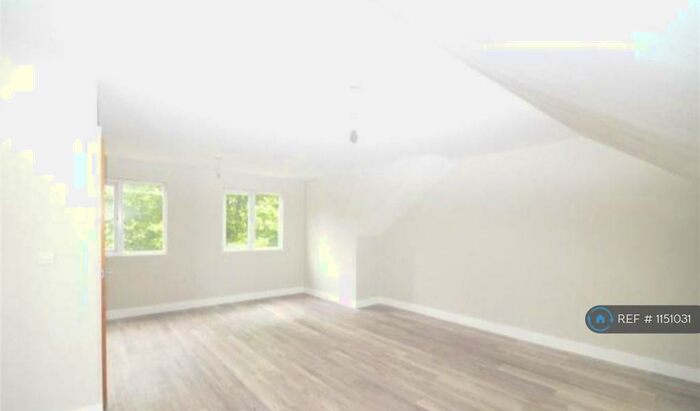 2 Bedroom Flat To Rent In Bowes Rd, South Gate, N11