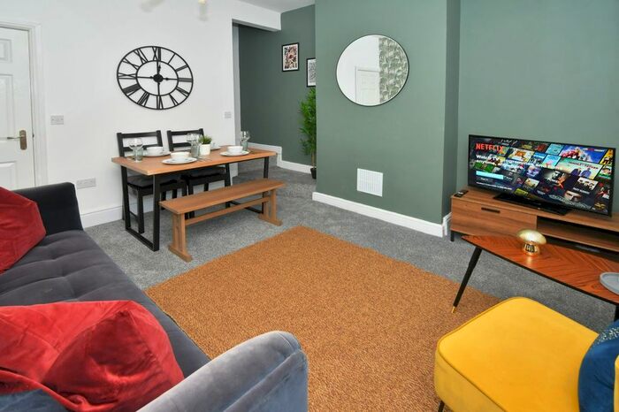 3 Bedroom Flat To Rent In Warrington Road, Stoke-On-Trent, ST1