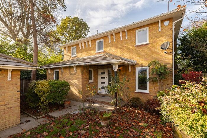 4 Bedroom Property To Rent In Laurel Way, South Woodford, E18