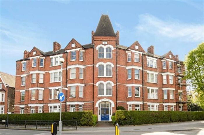 3 Bedroom Flat To Rent In Avenue Mansions, London, NW2