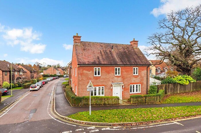 4 Bedroom Link Detached House For Sale In Moggs Mead, Petersfield, Hampshire, GU31