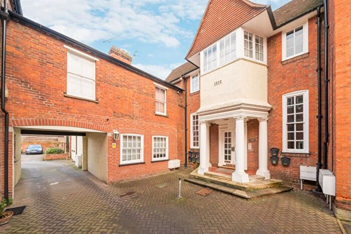 3 Bedroom Flat For Sale In The Crescent, Bedford, MK40