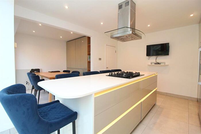 5 Bedroom Detached House To Rent In Kirkwood Gardens, Leeds, LS16