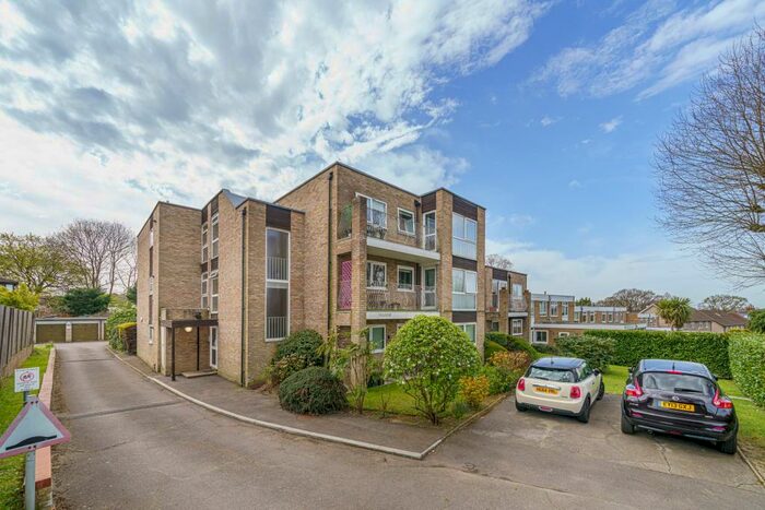 2 Bedroom Flat To Rent In Overbury Avenue, Broadway Court, BR3