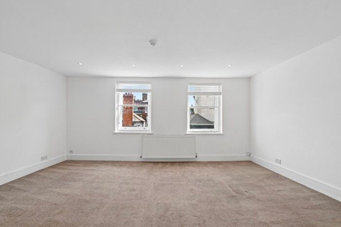 2 Bedroom Flat To Rent In Hill Rise, TW10