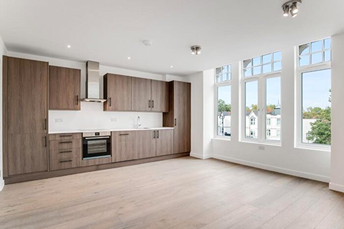 2 Bedroom Flat To Rent In Parkview House, Green Lanes, N8