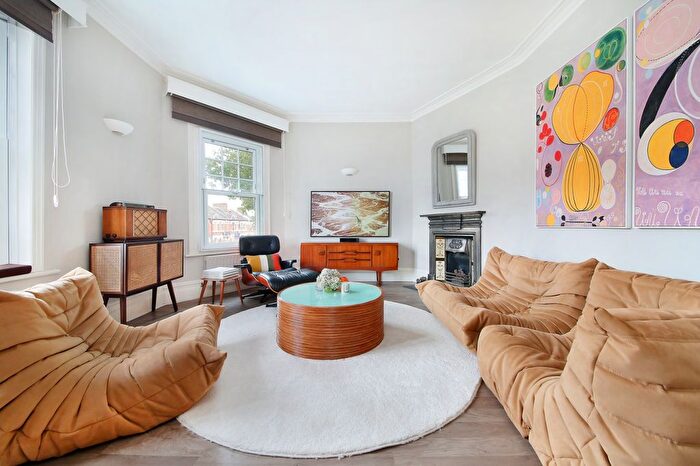 3 Bedroom Flat To Rent In Sheengate Mansions, Upper Richmond Road West, SW14