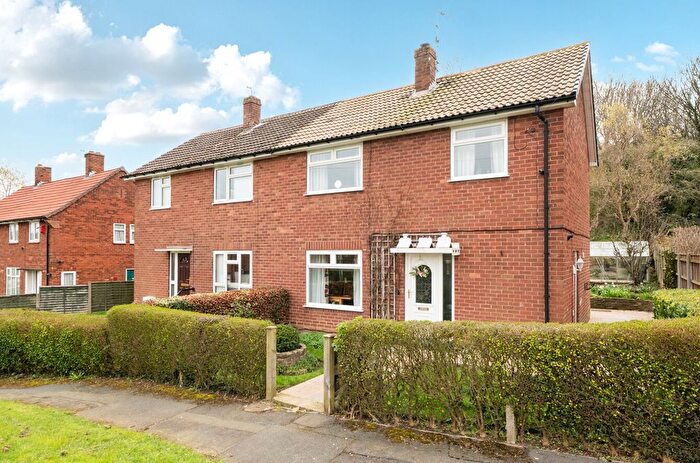 3 Bedroom Semi Detached House For Sale In Stonebridge Grove, Leeds, West Yorkshire, LS12