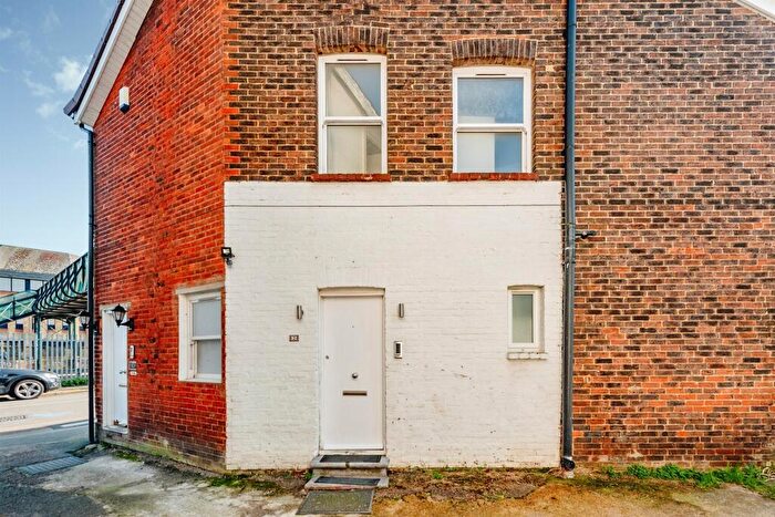 2 Bedroom Flat For Sale In Yattendon Road, Horley, RH6