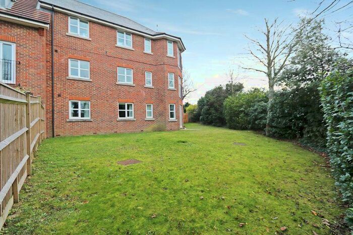 2 Bedroom Flat To Rent In Amy Gardens, Deanfield Close, Hamble, SO31