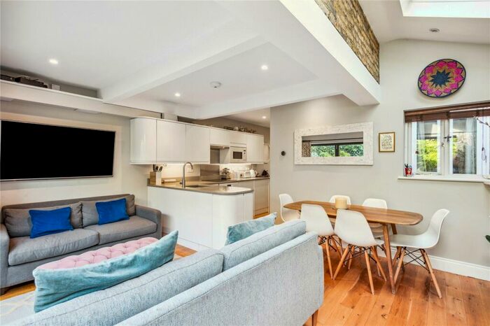 2 Bedroom Apartment To Rent In Aliwal Road, London, SW11