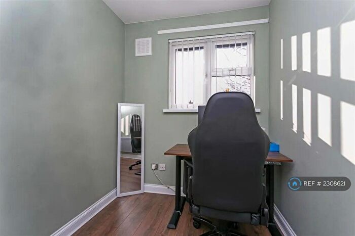 2 Bedroom Flat To Rent In Boveney Close, Slough, SL1