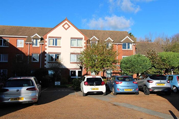 1 Bedroom Flat For Sale In Crocker Street, Newport, PO30