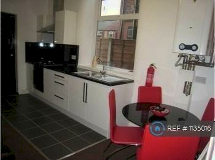 5 Bedroom Terraced House To Rent In Moorfield Road, Salford, M6