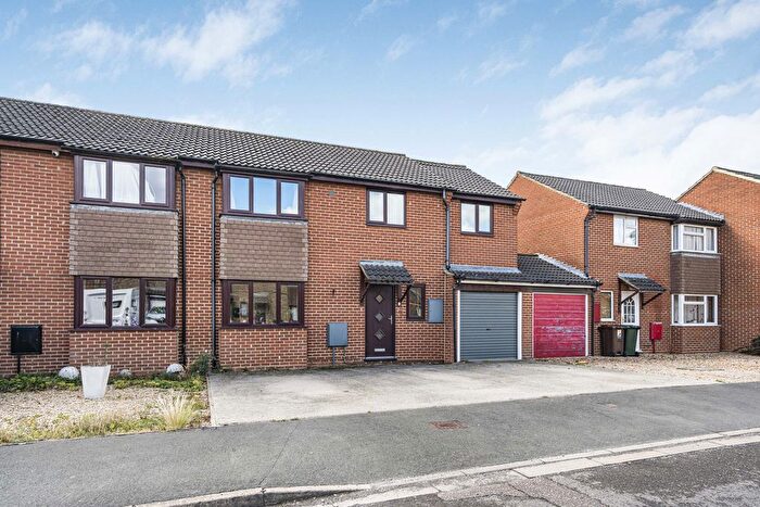4 Bedroom Semi-detached House For Sale In Wear Road, Bicester, OX26
