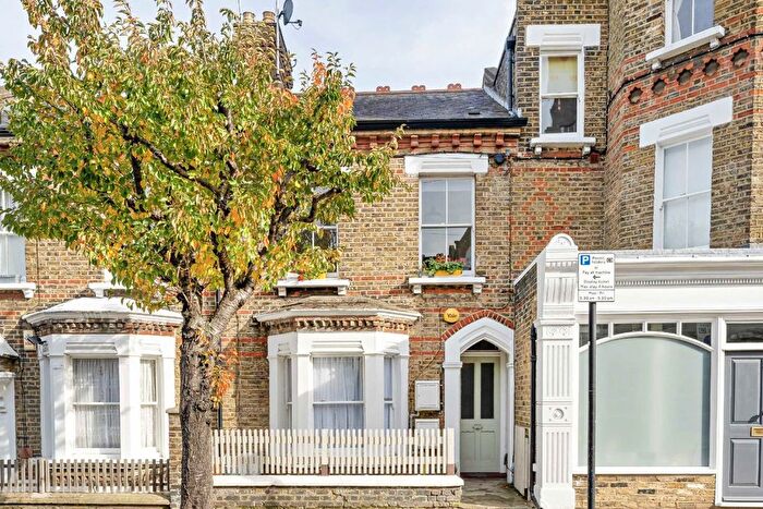 1 Bedroom Flat To Rent In Grayshott Road, Battersea, SW11