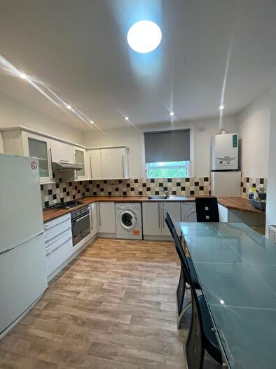 3 Bedroom Flat To Rent In Josephine Avenue, London, SW2