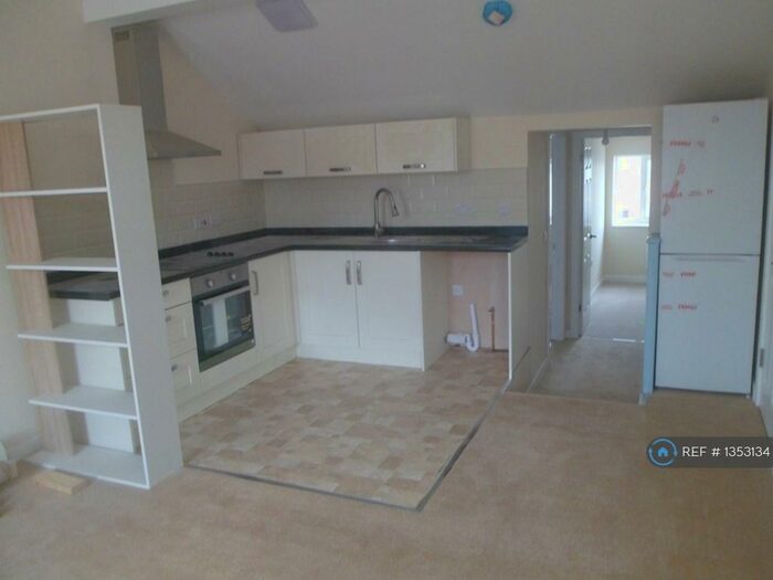 2 Bedroom Flat To Rent In High Street, New Whittington, Chesterfield, S43