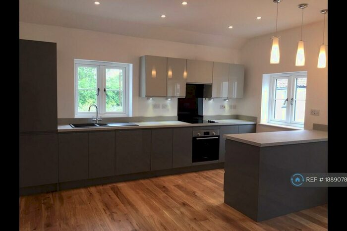 2 Bedroom Flat To Rent In Upper Bath Road, Thornbury, Bristol, BS35