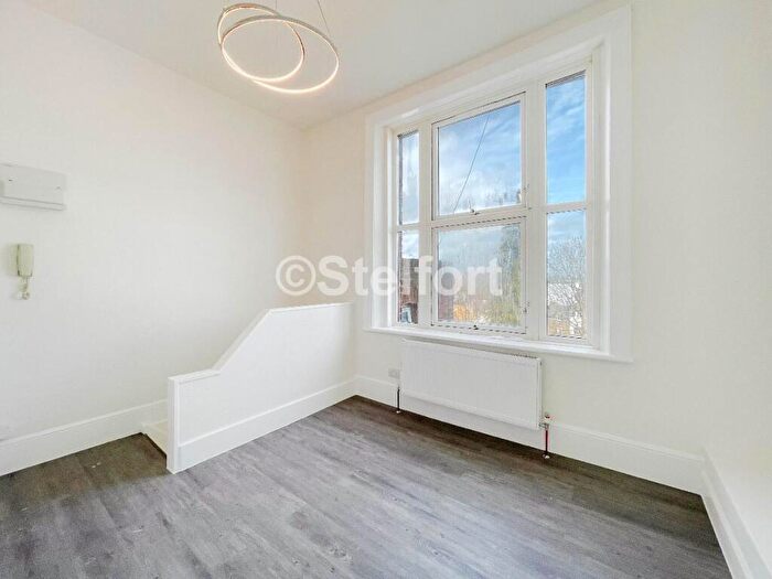 Flat To Rent In Archway Road, London, N6