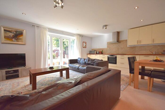 2 Bedroom Flat For Sale In B Victoria Road, Penarth, CF64