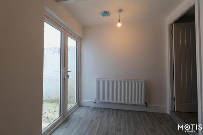 2 Bedroom Flat To Rent In Dover Road, Folkestone, CT20