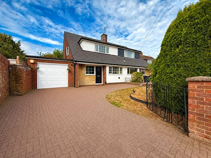 3 Bedroom Semi Detached House For Sale In Dalling Drive, Dunstable, LU5