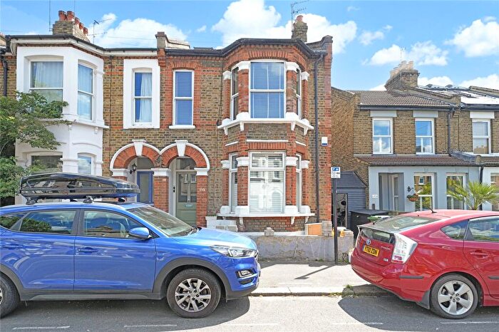 2 Bedroom Flat To Rent In Montague Road, Leytonstone, London, E11